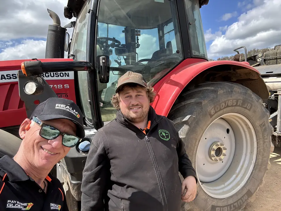 Des membres de l’équipe REALM devant un tracteur